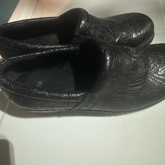 Yuu Bethanee Clogs Paisley Tooled Textured Vegan Black EUC LIKE NEW! Size 7 - Picture 3 of 13